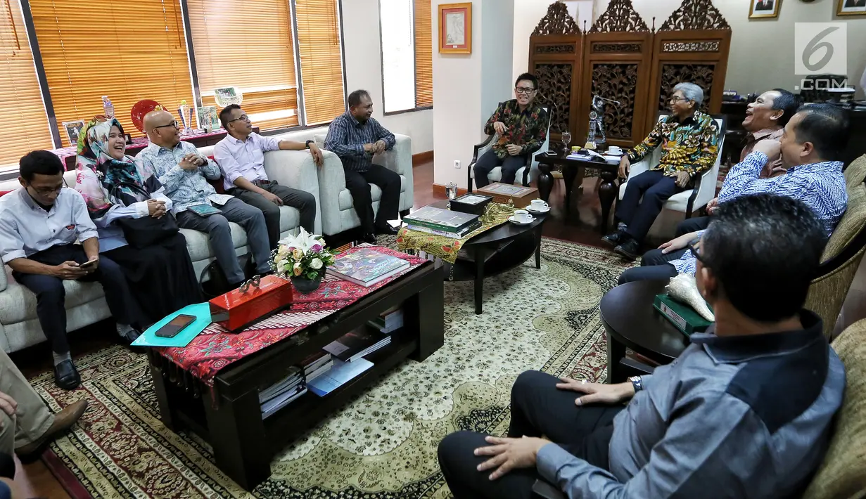 Suasana saat pertemuan antara para komedian dengan Wamenlu RI A.M. Fachir di Kemenlu Jakarta, Jumat (9/2). Mereka berharap Cak Percil dan Mas Yudo bisa secepatnya dipulangkan ke Indonesia. (Liputan6.com/Fery Pradolo)