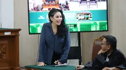 Terdakwa kasus dugaan pemerasan dan Tindak Pidana Pencucian Uang (TPPU) terhadap pengusaha produk kecantikan, Reza Gladys, Nikita Mirzani kembali menjalani sidang lanjutan di Pengadilan Negeri Jakarta Selatan, Senin (10/20/2025). (Kapanlagi.com/Budy Santoso)