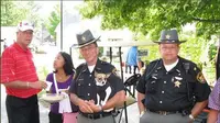 Pensiunan Sheriff Geauga County Dan McClelland dan anjing polisi, Midge. (dok. Twitter @GeaugaSherrif/ https://twitter.com/GeaugaSheriff/status/1382375610371207169/photo/1/Dinny Mutiah)