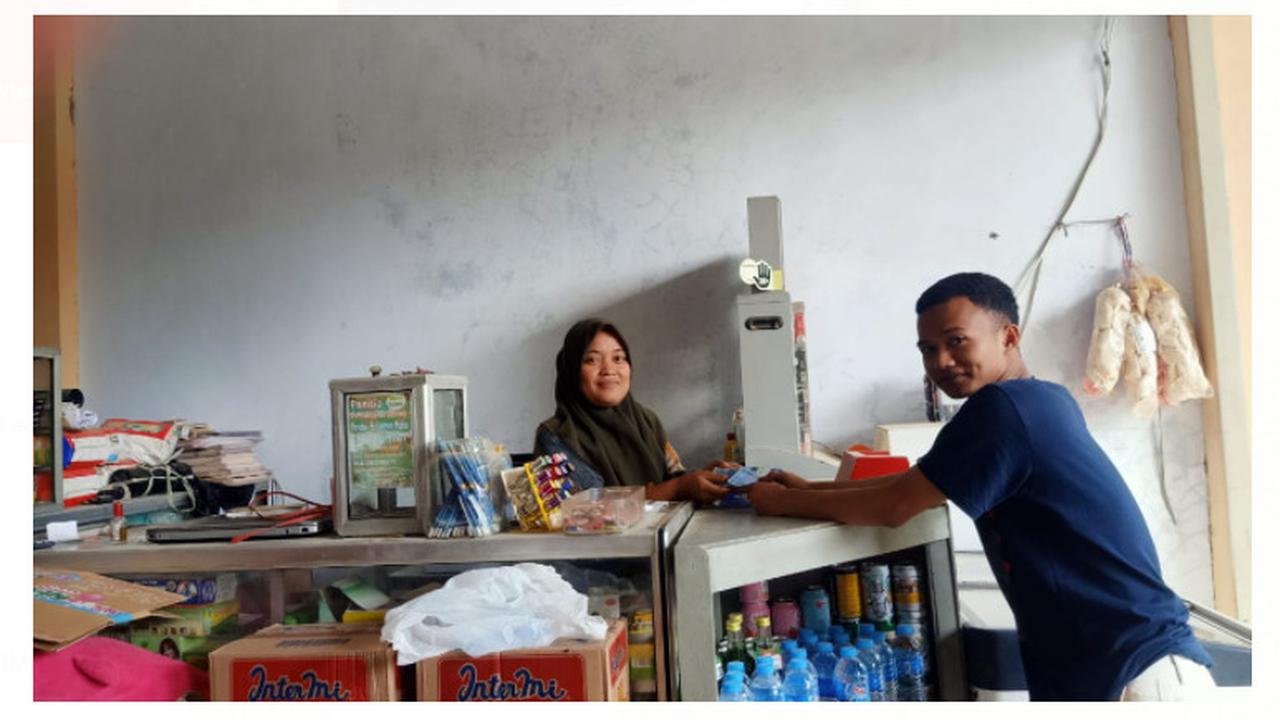 Agen BRILInk Karimah, perempuan asal Desa Longkek, Bangkalan.