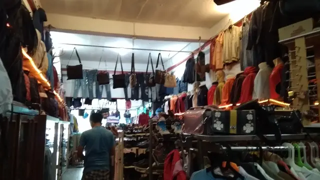 Isi toko pakaian monza "Tgk. Monja Klass" (Liputan6.com/Rino Abonita)