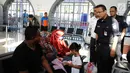 Dirut PT KAI, Edi Sukmoro (tengah) melintasi peron saat meninjau kesiapan jelang arus mudik Lebaran 2017 di Stasiun Senen, Jakarta, Jumat (9/6). Edi juga mengecek kesiapan jajaran petugas serta fasilitas layanan. (Liputan6.com/Helmi Fithriansyah) 