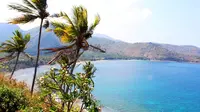 Pantai Nipah merupakan pantai menawan di Lombok yang terbentuk dari batuan vulkanik.