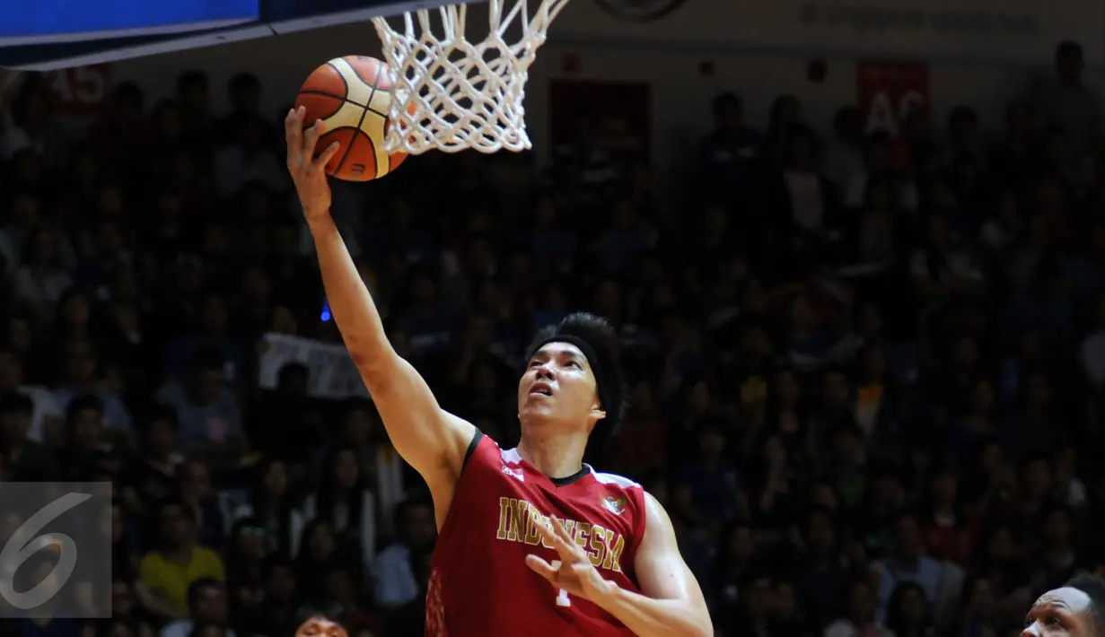 Pebasket Indonesia, Ronny Gunawan mencoba memasukkan bola ke jala Filipina di laga final SEA Games ke-28 di OCBC Arena Singapore, Senin (15/6/2015). Indonesia kalah 64-72 dari Filipina. (Liputan6.com/Helmi Fithriansyah) 