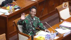 KSAD Jenderal TNI Andika Perkasa melambaikan tangan sebelum menjalani uji kelayakan dan kepatutan calon Panglima TNI di gedung DPR, Jakarta, Sabtu (6/11/2021).  Andika Perkasa menjadi calon kuat pengganti Marsekal Hadi Tjahjanto yang pensiun bulan ini. (Liputan6 com/Angga Yuniar)