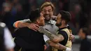 Pelatih Jurgen Klopp memeluk Roberto Firmino dan Danny Ings usai pertandingan semifinal Liga Champions di Stadion Olimpiade, Roma (2/5). Liverpool takluk 4-2 atas Roma di leg kedua dan melaju ke final usai menang agregat 7-6. (AFP Photo/Paul Ellis)