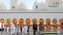 Pangeran Charles didampingi sejumlah pejabat setempat berjalan di area Masjid Syekh Zayed di Abu Dhabi, Uni Emirat Arab, Sabtu (5/11). Kunjungan ini adalah bagian dari tur mereka ke Timur Tengah atas nama Pemerintah Inggris.(AFP/Karim Sahib) 