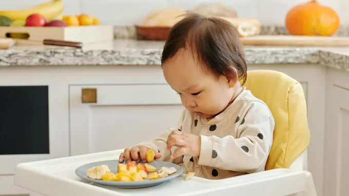 anak bermain makan balita