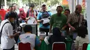 Sejumlah orang mengambil nomor antrean untuk verifikasi pendaftaran mudik gratis bersama Jasa Raharja di Jakarta, Rabu (7/6). Mudik gratis Jasa Raharja ini disediakan untuk 31.864 orang dengan 66 kota tujuan di Pulau Jawa. (Liputan6.com/Immanuel Antonius)