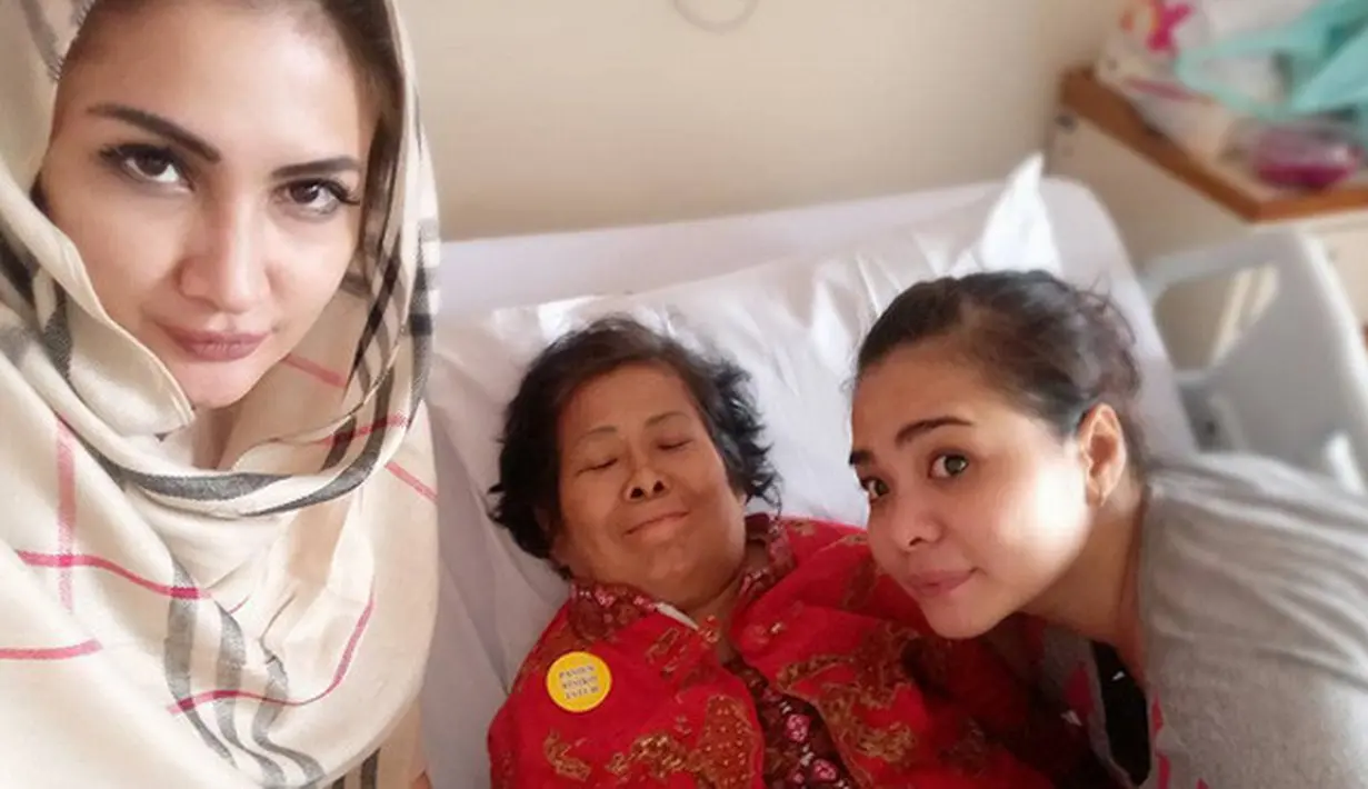 Sebelum sang ibu meninggal, Natalie seringkali mengunggah foto-foto bersama mendiang ibundanya. Keterangan fotonya, Natalie terus memberikan semangat dan berusaha selalu ada di sisi ibunya yang kala itu sedang sakit. (Instagram/natalie_sarahs)