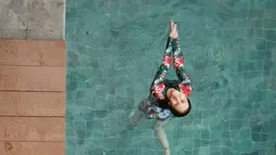 Sebagai aktis top Tanah Air, Zara tentu perlu waktu untuk melepas penat. Salah satu cara agar tetap pikiran fresh yakni dengan berenang. Zara terlihat begitu sumringah saat bisa menghabiskan waktu dengan berenang. Momen Zara berenang ini terabadikan dan tak bisa dipungkiri bahwa ia terlihat menikmatinya. (Liputan6.com/IG/@zaraadhsty)