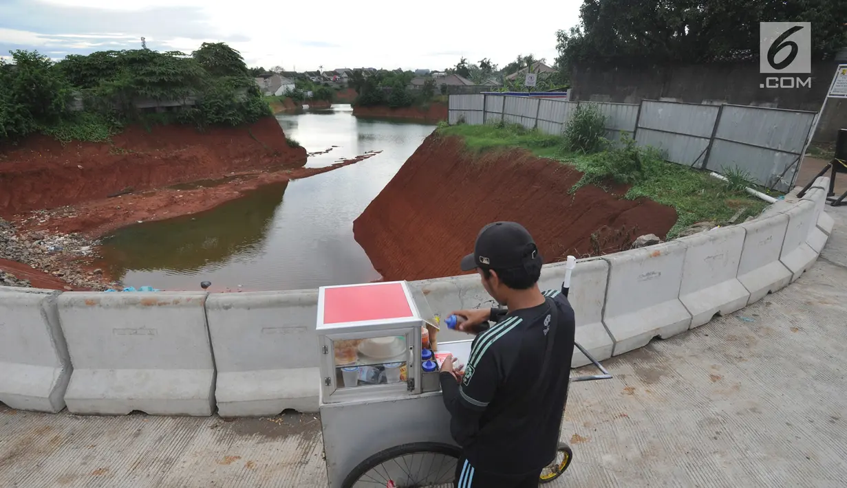 Pedagang berjualan di area pembangunan tol Cinere-Serpong yang berubah menjadi danau sedalam 4 meter di kawasan Cipayung, Tangsel, Banten (17/1). Meski terganjal masalah pembebasan lahan,proyek tol ini ditargetkan rampung 2019. (Merdeka.com/Arie Basuki)