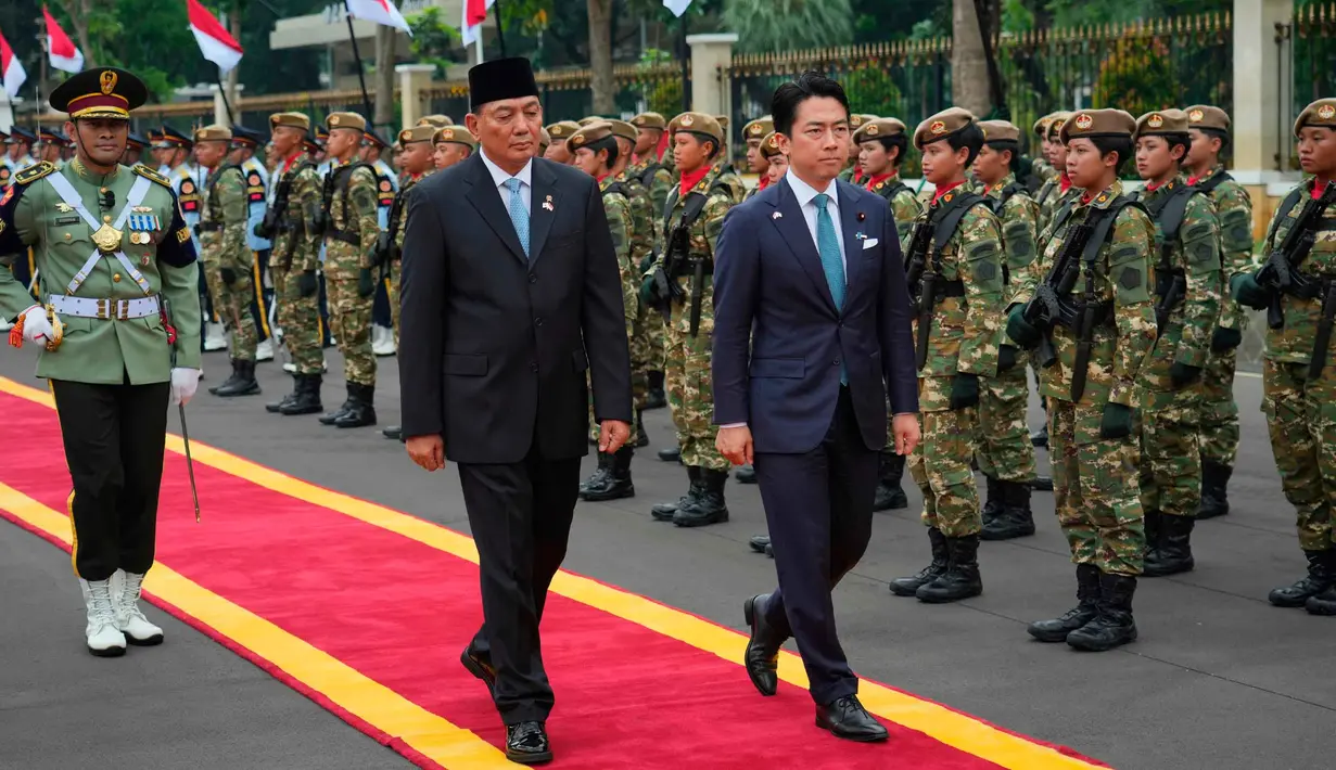 Diketahui, ini merupakan kegiatan lanjutan yang dilakukan kedua menteri pertahanan tersebut usai pertemuan di Bali pada Minggu (3/5/2026). Tampak dalam foto, Menteri Pertahanan Republik Indonesia, Sjafrie Sjamsoeddin (tengah), bersama Menteri Pertahanan Jepang Shinjiro Koizumi memeriksa barisan kehormatan selama upacara penyambutan di Jakarta, Senin 4 Mei 2026. (AP Photo/Achmad Ibrahim)