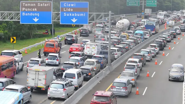 Lalu lintas menuju Puncak, Kabupaten Bogor, terpantau macet hingga Senin siang atau di hari ketiga libur Lebaran Idul Fitri.