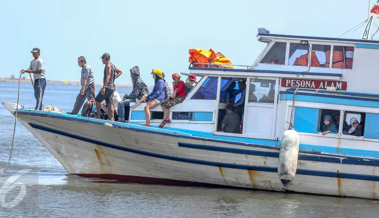 Kabar duka terbakarnya Kapal Wisata Zahro Expreess menjadi kado pahit di awal 2017, Senin (2/1). Menurut data dari BNPB tercatat 23 orang tewas, 17 hilang dan 194 penumpang lainnya selamat dalam kejadian tersebut. (Liputan6.com/Faizal Fanani)