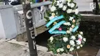 Sebuah karangan bunga berdiri dekat tiang lampu yang ditabrak mobil yang ditumpangi Ketua DPR Setya Novanto di Jalan Permata Berlian, Jakarta, Sabtu (18/11). Tiang lampu tersebut mendadak menjadi perhatian banyak masyarakat.  (Liputan6.com/Angga Yuniar)