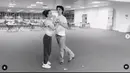 Momen latihan dansa Millie dengan Louis juga banjir pujian dari banyak netizen. Tak sedikit pula netizen yang terkesima dengan kelihaian keduanya saat berdansa. (Liputan6.com/IG/@milliebobbybrown)