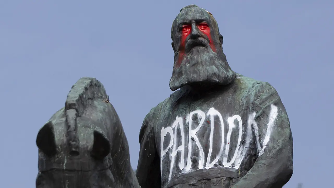 FOTO: Imbas Kasus Floyd, Patung Raja Belgia Leopold II Dirusak