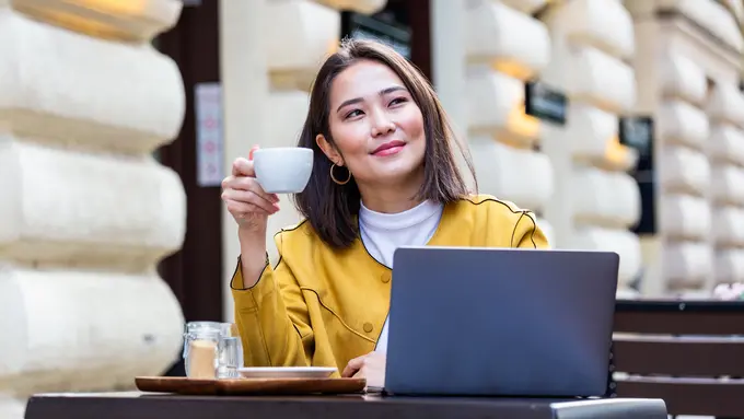 minum kopi bahagia