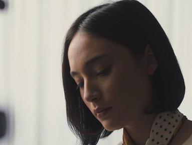 Bermain sebagai Ayu di film Lara Ati, Tatjana memerankan karakter perempuan yang sakit hati karena tidak dipedulikan oleh sang pacar. Tokoh yang ia perankan kali ini punya gaya rambut pendek. Penampilan wanita kelahiran 21 Mei 1997 ini memang tampak berbeda dari sebelumnya yang selalu menampilkan rambut panjang. (Liputan6.com/IG/@tatjanasaphira)