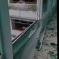 Kaca jendela dinding jembatan penghubung Gedung Puspemkot Tangsel pecah berserakan dihantam hujan dan angin kencang. (Istimewa)