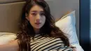 Dengan rambut gelombang belah samping, Bae Suzy pasang muka fierce sembari rebahan [@skuukzky]