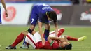 Pemain Thailand U-23 berusaha menghibur Muchlis Hadi Ning Syaifulloh seusai pertandingan. (Bola.com/Arief Bagus)