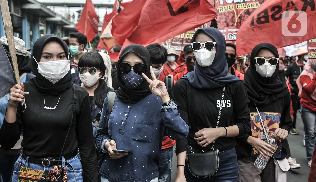 Mahasiswi saat mengikuti aksi menolak UU Cipta Kerja di kawasan Patung Kuda, Jakarta, Selasa (20/10/2020). Puluhan mahasiswi turut menghiasi aksi menolak UU Cipta Kerja yang diikuti oleh buruh, mahasiswa, dan pelajar. (merdeka.com/Iqbal S. Nugroho)