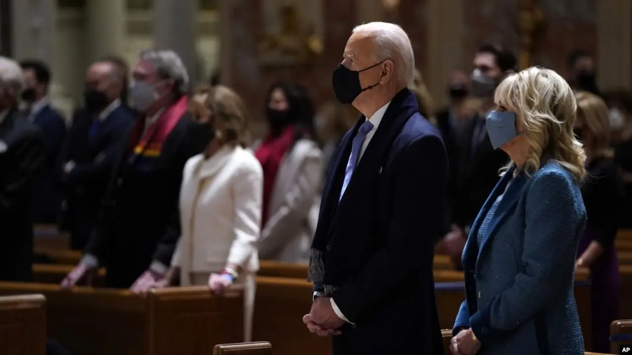 Presiden AS Joe Biden dan ibu negara Jill Biden menghadiri misa di Washington DC. (AP Photo/Evan Vucci)