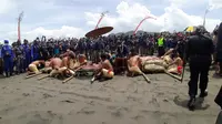 Keraton Ngayogyakarto Hadiningrat menggelar Labuhan di Pantai Parangkusumo Kapanewonan Kretek Kabupaten Bantul. (Foto: Liputan6.com/Hendro Ary Wibowo)