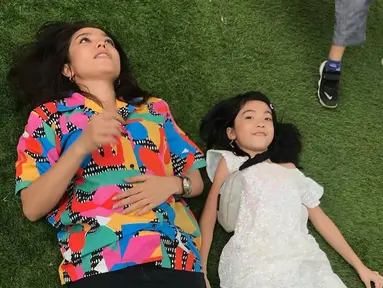 Belum lama ini Imelda Therinne baru saja merayakan ulang tahunnya ke 41. Aktris yang sudah banyak menghiasi layar kaca dengan berbagai perannya di film horor ternyata anak gadisnya sudah tumbuh semakin besar. Menikah dengan Aldijan Diah pada tahun 2010, keduanya sudah dikaruniai dua orang anak. (Liputan6.com/IG/@imeldatherinne)