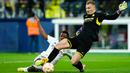 Kiper Villarreal Filip Joergensen melakukan penyelamatan di depan pemain Real Madrid Vinicius Junior pada pertandingan sepak bola babak 16 besar Copa del Rey di Stadion La Ceramica, Villarreal, Spanyol, 19 Januari 2023. Real Madrid mengalahkan Villarreal dengan skor 3-2. (AP Photo/Jose Breton)