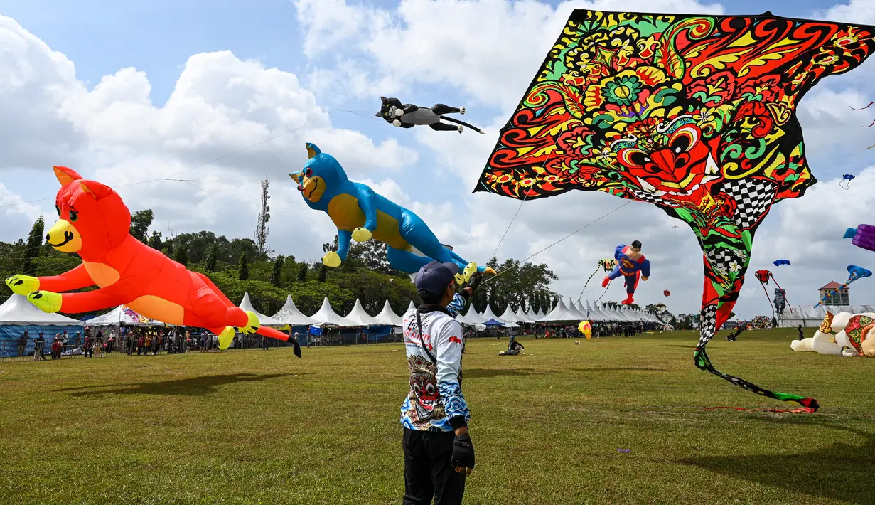 Layang-layang diterbangkan selama Festival Layang-Layang Dunia Pasir Gudang ke-25 di Bukit Layang-Layang di negara bagian Johor, Malaysia, pada 24 Februari 2023. Festival ini dilanjutkan kembali setelah 3 tahun terhenti karena pandemi Covid-19. (AFP/Roslan Rahman)