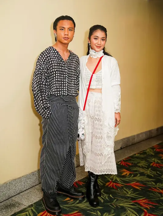 Masuk nominasi Festival Film Indonesia 2022 kategori Pemeran Pendukung Pria Terbaik, Elang El Gibran datang bersama sang kekasih, Zulfa Maharani. Meski tak sabet penghargaan, namun pemeran Basuki di film Srimulat: Hil yang Mustahal ini bersyukur atas pencapaiannya masuk nominasi FFI 2022 dan bersaing dengan beberapa aktor bertalenta seperti Slamet Rahardjo Djarot, Arswendi Bening Swara, Reza Rahadian dan Rukman Rosadi. (Liputan6.com/IG/@zulfamaharani)