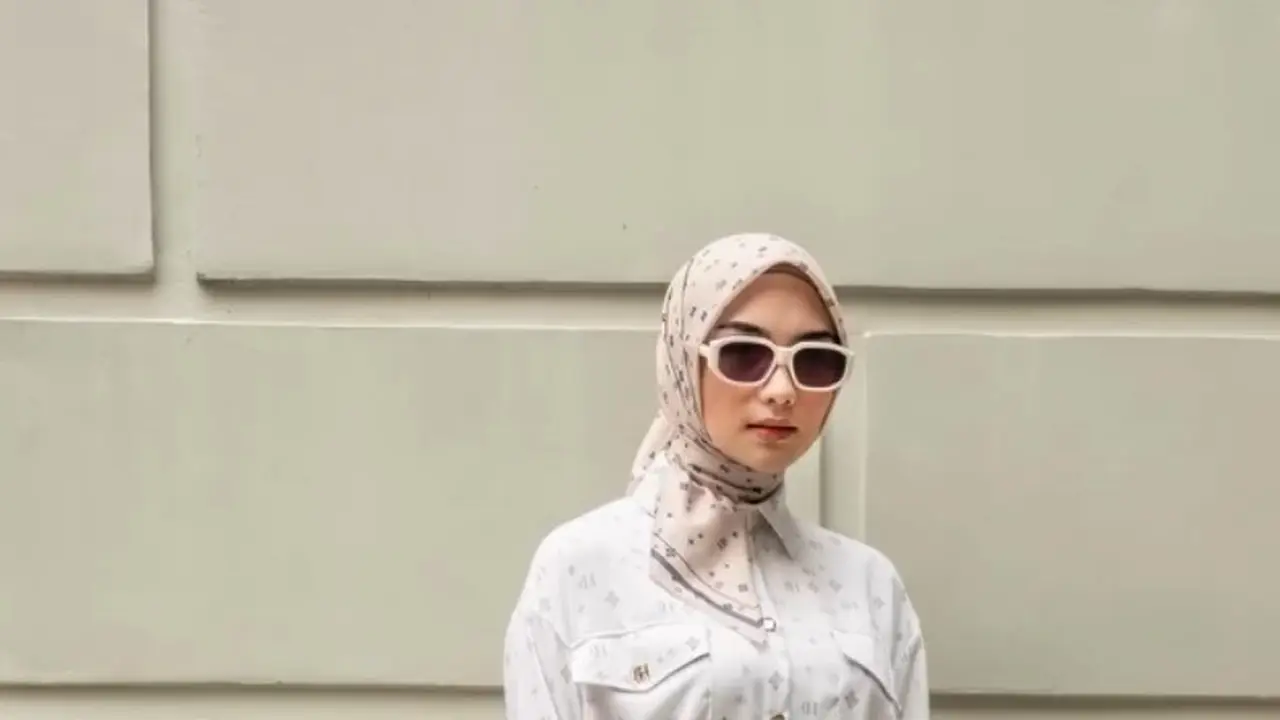 Inspirasi White + White Outfit Hijab Friendly