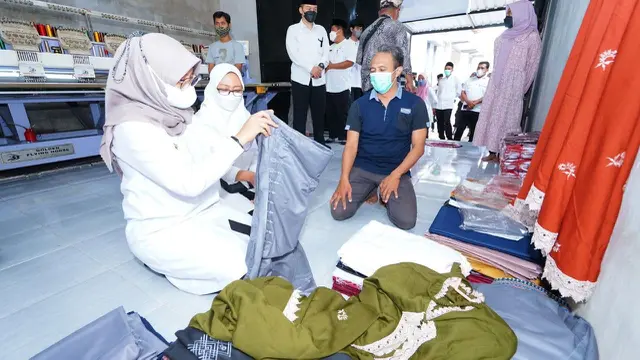 Bupati Banyuwangi Ipuk Fiestiandani (Kanan) tinjau UMKM pembuatan bordir mukna dan sarung. (Istimewa)