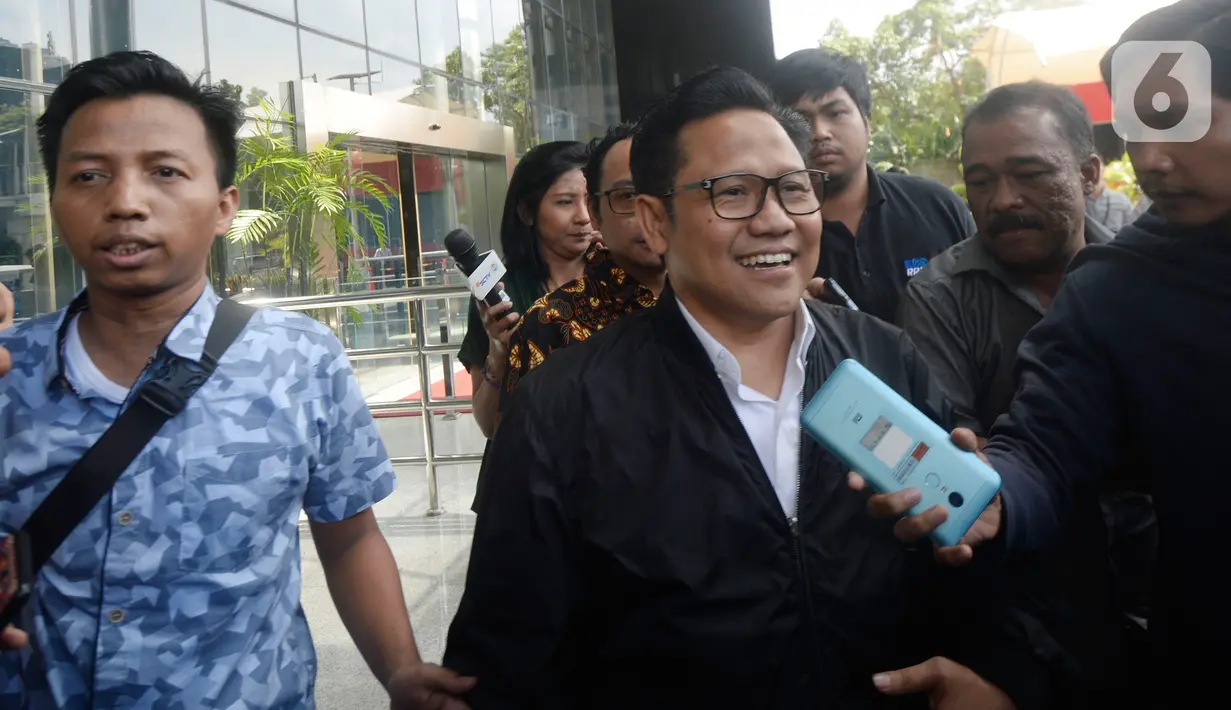 Wakil Ketua DPR RI Muhaimin Iskandar (kedua kiri) berjalan meninggalkan Gedung KPK usai pemeriksaan di Jakarta, Rabu (29/1/2020). Muhaimin yang akrab disapa Cak Imin dimintai keterangan untuk melengkapi berkas tersangka Komisaris PT Sharleen Raya JECO Group Hong Arta. (merdeka.com/Dwi Narwoko)