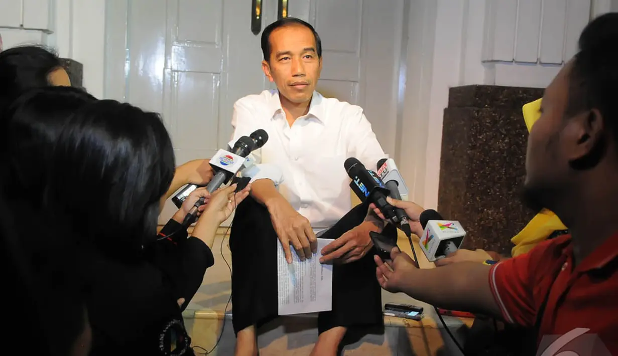Jokowi mengaku rumah dinasnya di Solo pernah didatangi warga yang anaknya kesurupan. Atas permintaan warga, Jokowi mengusap wajah anak itu dengan es. Dan ajaibnya anak itu sadar (Liputan6.com)