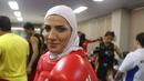 Atlet Wushu Iran, Sedigheh Dariaeivahrkadeh bersiap tampil di nomor Sanda pada Kejuaraan Dunia Wushu 2015 di Istora, Senayan, Jakarta, Rabu (18/11/2015). (Bola.com/Nicklas Hanoatubun)