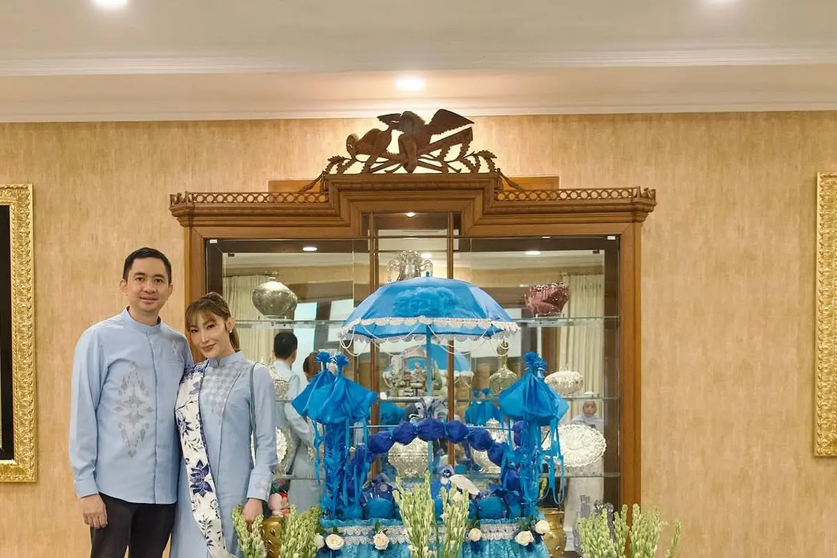 Gaya Ayu Dewi di Pengajian 40 Hari Nenek Suami, Tampil Unik dengan Gaun Sentuhan Kebaya Janggan