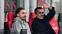 Direktur olahraga AC Milan, Paolo Maldini (kanan) melambaikan tangan di samping Zlatan Ibrahimovic pada laga lanjutan Liga Italia 2022/2023 antara AC Milan melawan Udinese di Stadion San Siro, Milan, 3 Maret 2021. Ibrahimovic kembali ke AC Milan pada Desember 2019 dari LA Galaxy. Meski tak muda lagi, ia masih memiliki penanan yang penting di Rossoneri. Ibra tampil sebanyak 78 laga dengan mencetak 37 gol sebelum memutuskan pensiun pada Senin (5/6/2023) lalu. (AFP/Miguel Medina)