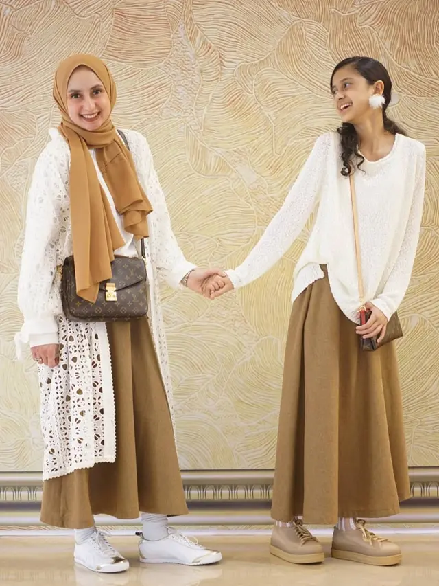 rok panjang berwarna earth tone di padukan dengan blouse atau atasan warna netral seperti putih.
