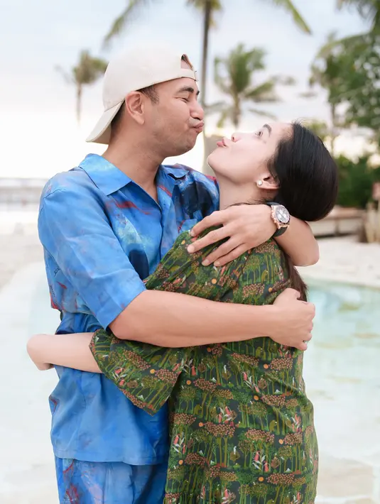 <p>Potret mesra keduanya memancing perhatian warganet. "Vibesnya masih kayak pasutri baru hihii luv banget," kata salah satu netizen di kolom komentar. (Foto: Instagram/ raffinagita1717)</p>