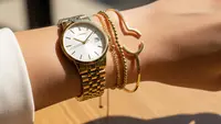 7 Inspirasi Layering Gelang Emas Minimalis: Tampil Elegan Setiap Hari