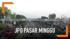 Jembatan penyebrangan orang Pasar Minggu sudah 3 tahun mangkrak. Hingga kini JPO masih ditutup dan belum diperbaiki.