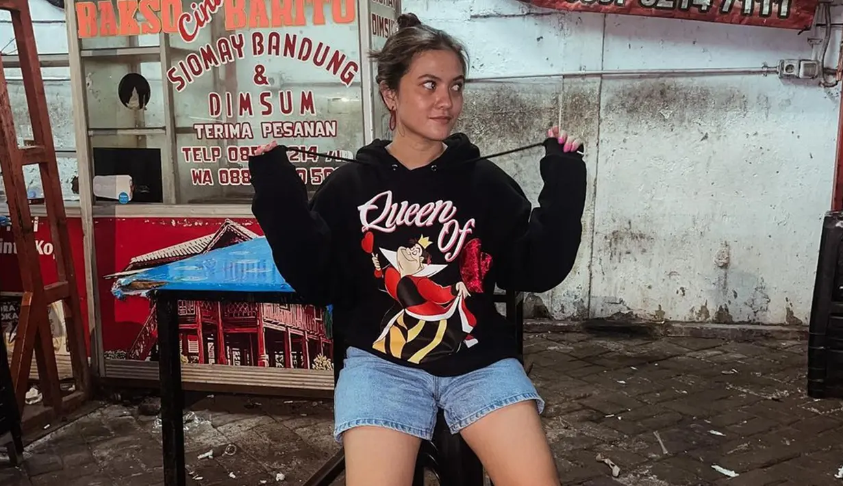 Perempuan yang terjun ke dunia akting sejak usia 7 tahun ini juga pandai dalam memilih busana. Keluar rumah hanya untuk mencari makan, Marsha tetap tampil kece. Ia mengenakan hoodie oversized yang dipadukan dengan celana jeans pendek. Ia juga tampil natural tanpa makeup dengan rambut dicepol. (Liputan6.com/IG/@aruanmarsha)