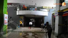 Beberapa pemilik toko terlihat sedang membersihkan lantai usai terjadi kebakaran di Restoran Hokben Stasiun Gambir. (Liputan6.com/Herman Zakharia)