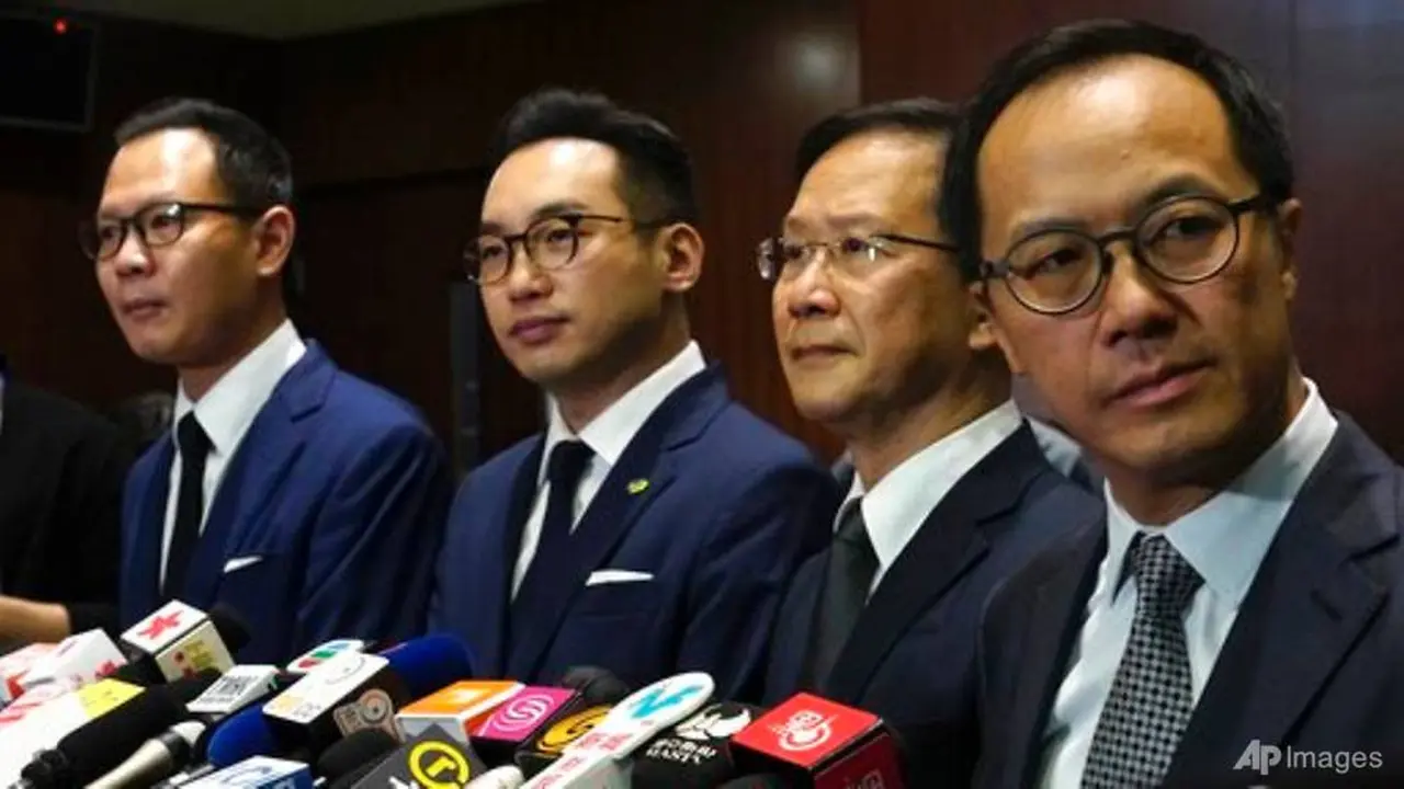 Kubu pro-demokrasi mengumumkan keputusan mereka dalam konferensi pers, beberapa jam setelah pemerintah Hong Kong mengatakan akan mendiskualifikasi empat legislator pro-demokrasi. (Foto: AP)