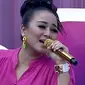 Juwita Bahar membawakan lagu Buka Dikit Joss dalam acara inBox SCTV (04/08/2014). 