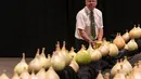 Juri menilai bawang yang diikutsertakan dalam kompetisi sayur di Great Yorkshire Showground, Harrogate, Inggris, Jumat (16/9). Kompetisi sayur ini menjadi bagian dari pameran Harrogate Autumn Flower Show yang berlangsung bulan ini. (AFP PHOTO/Oli Scarff) 